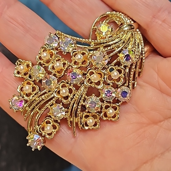 Vintage 1950s crystal choker 2 strands, 2 gold tone brooches - Picture 5 of 14